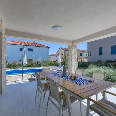 Klementina With Pool And Whirlpool