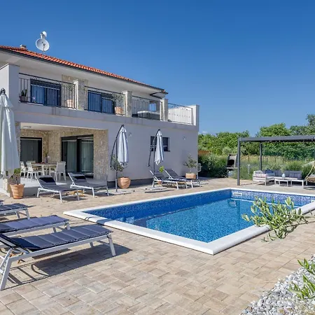 Klementina With Pool And Whirlpool