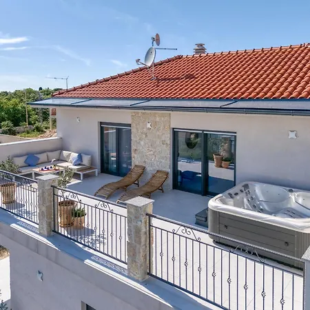 Klementina With Pool And Whirlpool